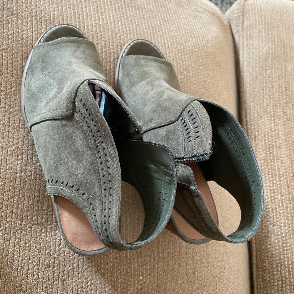 Sonoma (Kohls) Size 9 1/2 M  Green Suede--LIKE NEW
